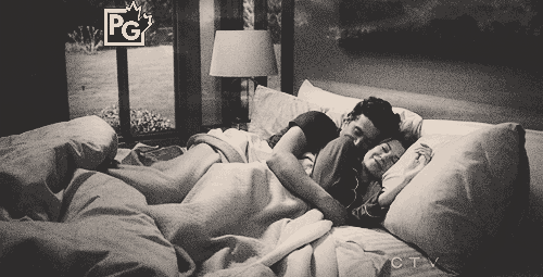 Спят вместе в обнимку. Спать вместе с любимым. Сон с любимым мужчиной гифки. Парень и девушка в кровати.
